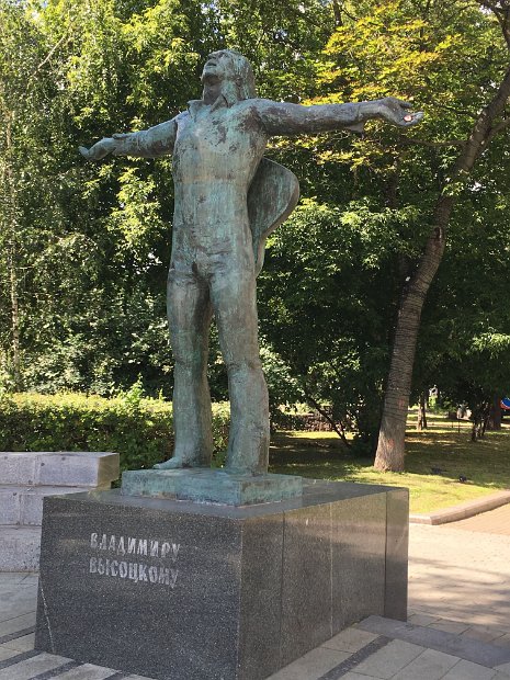 La statue de Vladimir Vyssotsky, acteur, chanteur, époux de Marina Vlady. Malgré le silence des médias, une foule de près d'un million d'admirateurs lui rendit un dernier hommage à son enterrement.