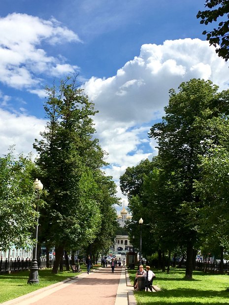 Nous empruntons le Boulevard Petrovsky. Sébastien veut faire un peu de shopping.