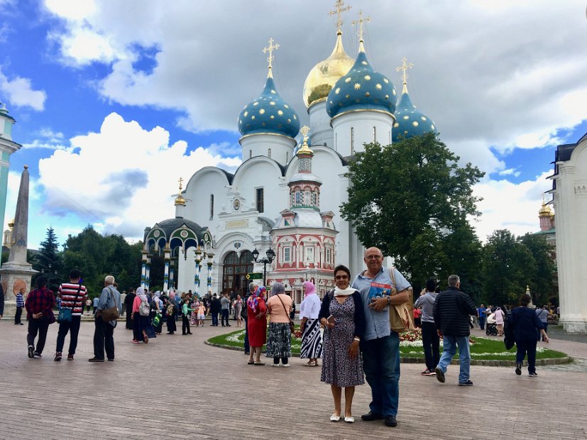 Sur le parvis de la Cathédrale de la Dormition : c'est dimanche, j'avais même mis une robe !