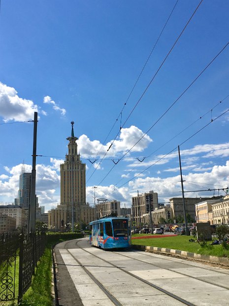 Nous approchons de la gare. Sur Komsomol'skaya ploshchad, l'hôtel Leningrad