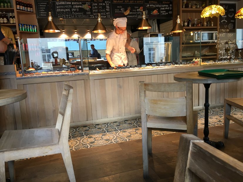 Nous avons le temps de prendre un rapide repas.