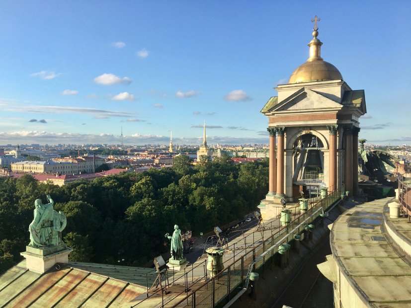Vue sur Saint-Pétersbourg du haut du Dôme de Saint-Isaac. La coupole culmine à 101,50 mètres.
