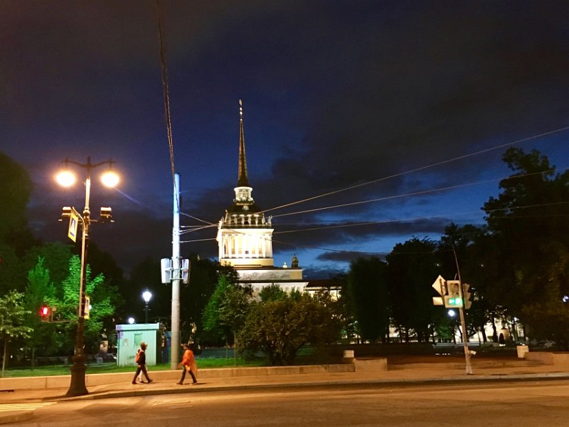 En face, la Tour de l'Amirauté