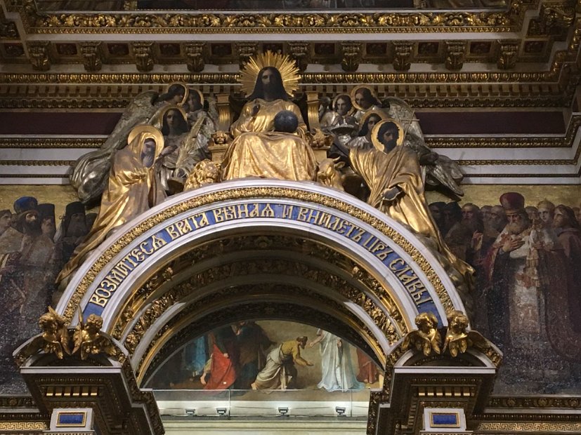La porte de l'iconostase est surmontée d'une sculpture du Christ en Majesté, dorée à la feuille.