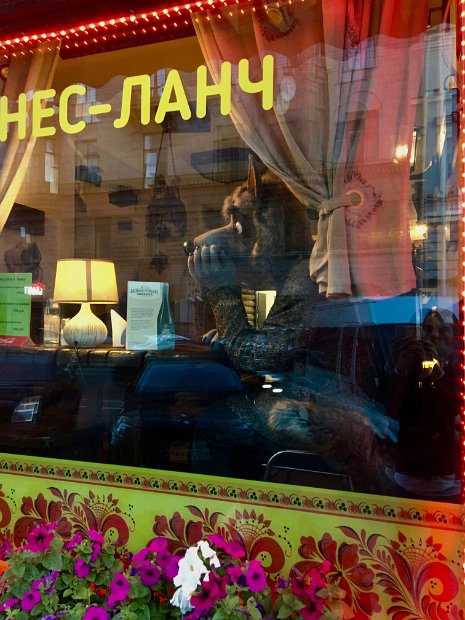 Où dîner ce soir ? Plein les pattes ! Toi aussi apparemment, mon gros loup...Pour nous, ce sera une pizzeria à la russe. 