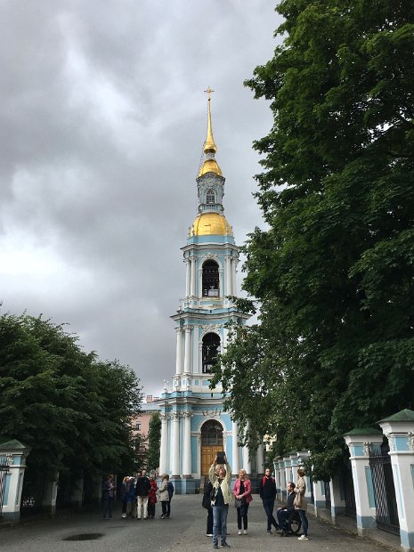 La cathédrale Saint-Nicolas-des-Marins : le clocher est séparé de l'église et se dresse solitaire dans le jardin.