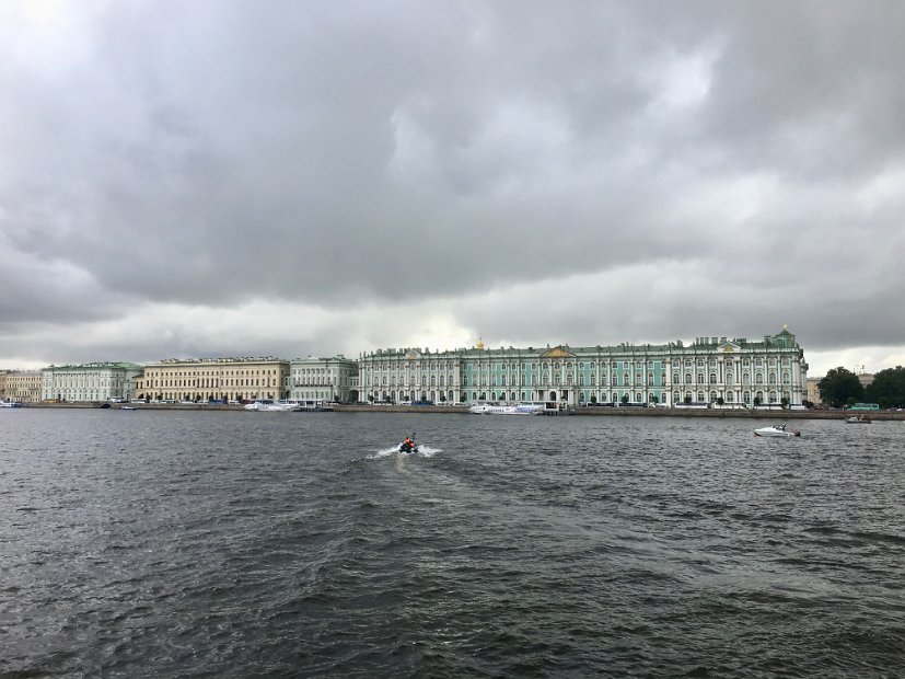 Toujours de la pointe de l'Ile Vassilievski, la vue à couper le souffle sur le Palais d'Hiver, devenu maintenant le Musée de l'Ermitage.
