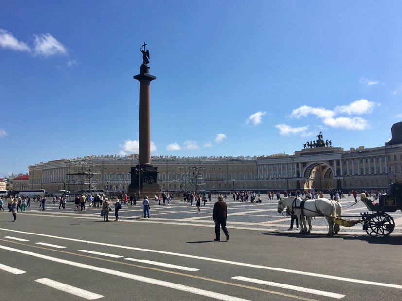 La Place du Palais a une superficie de près de 8 hectares. Au milieu, la colonne Alexandre : elle est constituée d'une seule pièce de granit rouge, de 25,45 mètres de long et de 3,5 mètres de diamètre. Elle a été élevée sans l'aide de machines, en seulement deux heures.