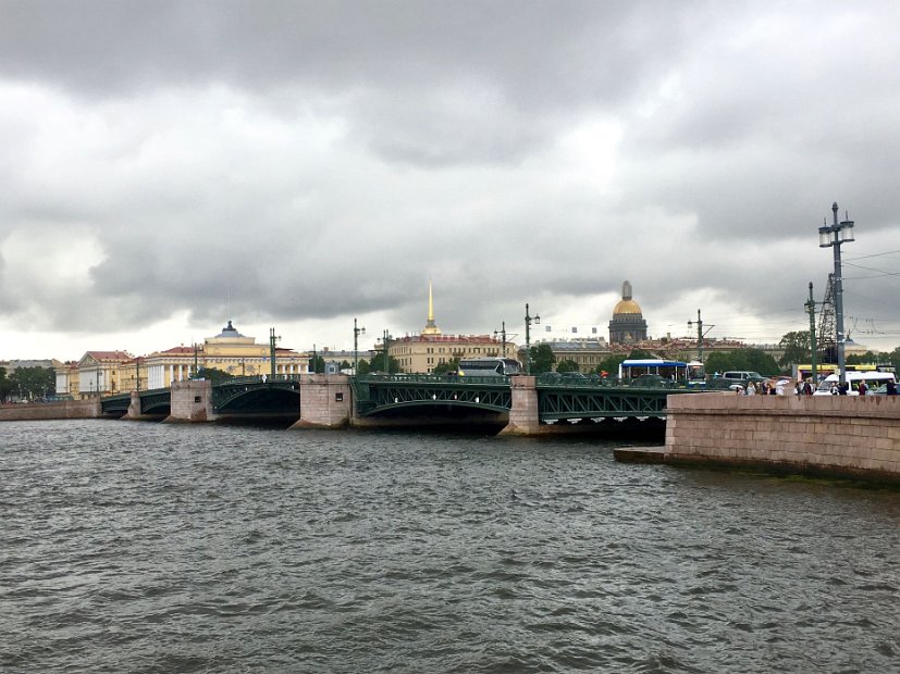 La vue vers l'est de la ville nous montre le Pont Dvortsovy, la flèche de l'Amirauté et la cathédrale Saint-Isaac.