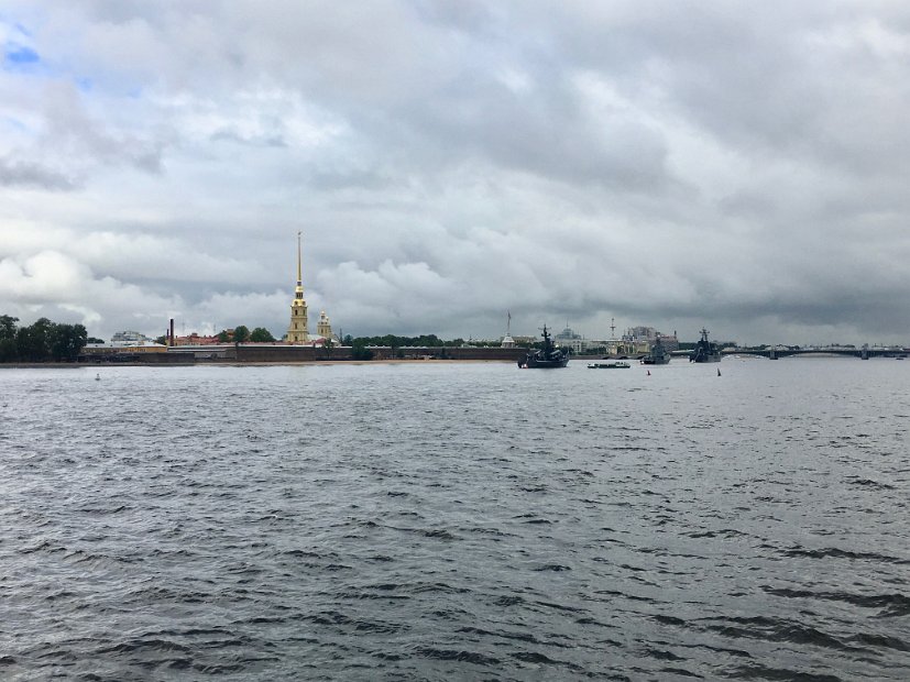 Cette pointe de l'île s'appelle la Strelka, elle offre un des plus beaux points de vue sur la ville. Devant nous, la Forteresse Pierre-et-Paul