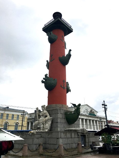 Voici une des deux colonnes rostrales, en granite rouge, haute de 32 mètres. Les deux colonnes servaient à l'origine de phare pour guider les bateaux.