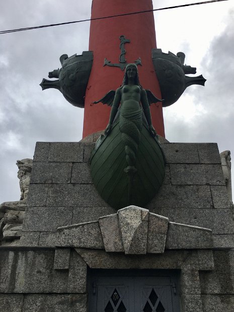 Les colonnes sont décorées, selon la tradition romaine, de rostres (éperons de navires).