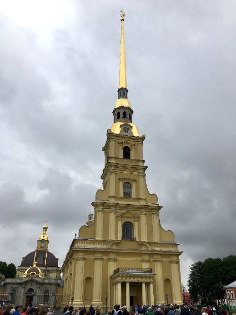 La cathédrale Saints-Pierre-et-Paul est le mausolée de la maison Romanov. Elle fut édifiée de 1714 à 1733.
