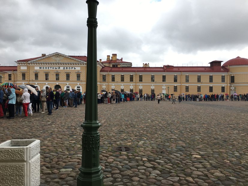 La forteresse Pierre-et-Paul : file d'attente pour la visite de la cathédrale