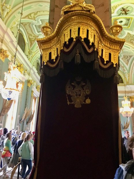 La stalle du tsar : les fidèles, y compris le tsar, restent debout pendant les offices, selon le rite orthodoxe.