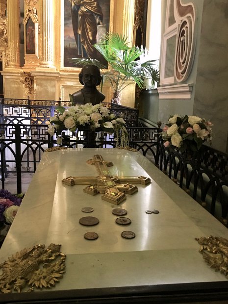 Le tombeau de l'empereur Pierre 1er le Grand (1672-1725) est toujours fleuri et décoré d'un buste de l'empereur.