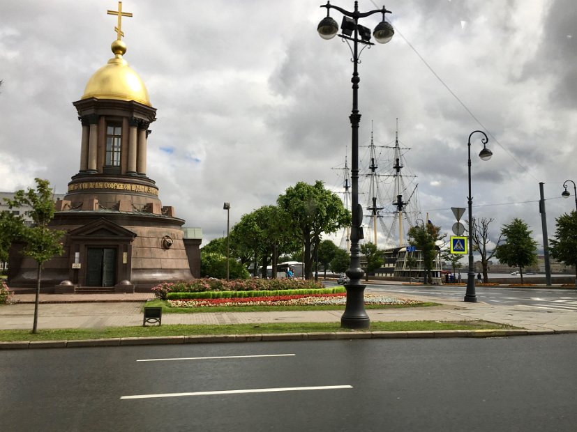 Troitskaya Ploshchad : Chapelle et pont de la Trinité, quai Petrovskaya