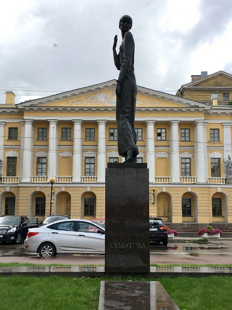 La statue de la poétesse Anna Ahkmatova (Анна Ахматова), muse et martyre de Saint-Pétersbourg, qui fut réduite au silence par le régime soviétique. Elle vécut de  1889 à 1966