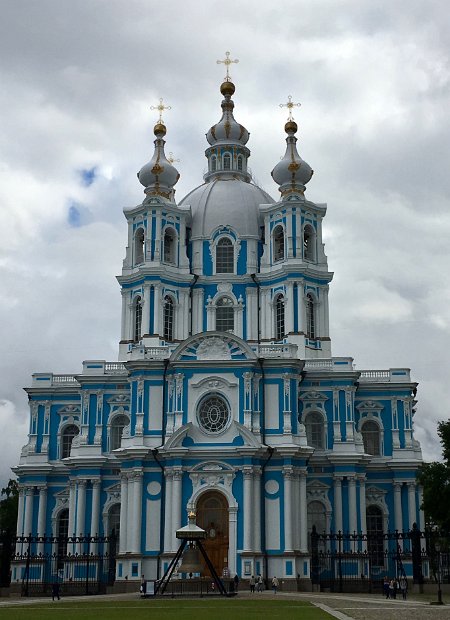 La cathédrale de la Résurrection est l'un des plus grands chefs-d'oeuvre de l'architecte Rastrelli. Elle sert aujourd'hui de salle d'expositions et de concerts.