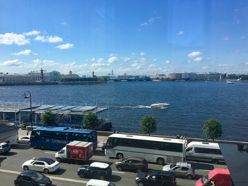 Vue sur la Neva et la ville à travers les  fenêtres du musée