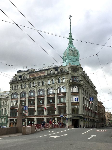 Situé de long de la Moïka, le centre commercial Au Pont Rouge