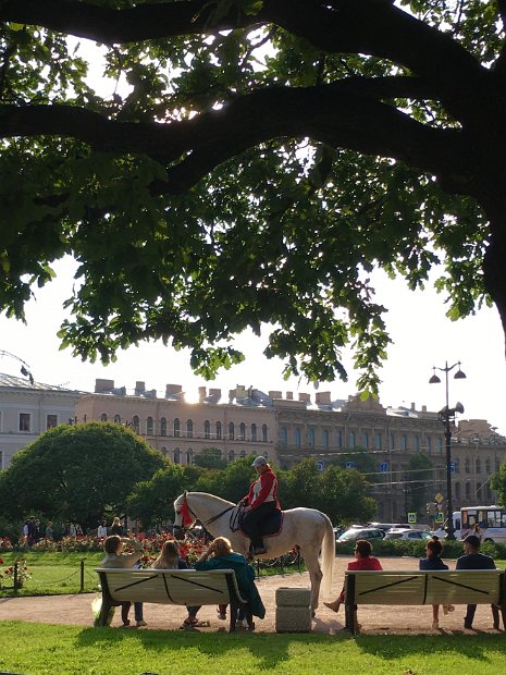 Le jardin d'Alexandre, le long de l'Amirauté : un endroit propice au bavardage