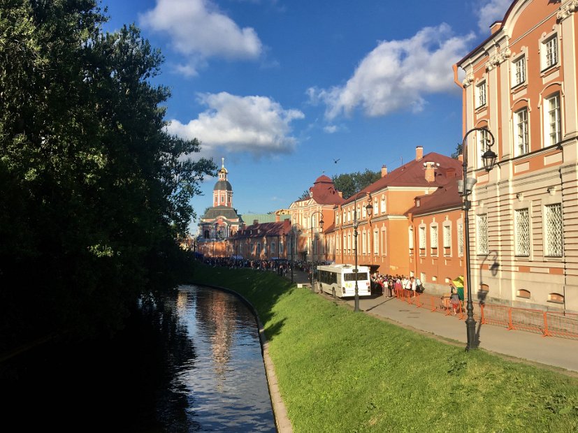 Nous traversons la rivière Monastyrka, et pénétrons dans la Laure.