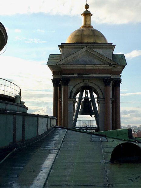 Au sommet de Saint-Isaac : dans les années 1930 toutes les cloches ont été détruites par les autorités soviétiques. 2012 : la première des onze cloches est de retour après 80 années d’absence.