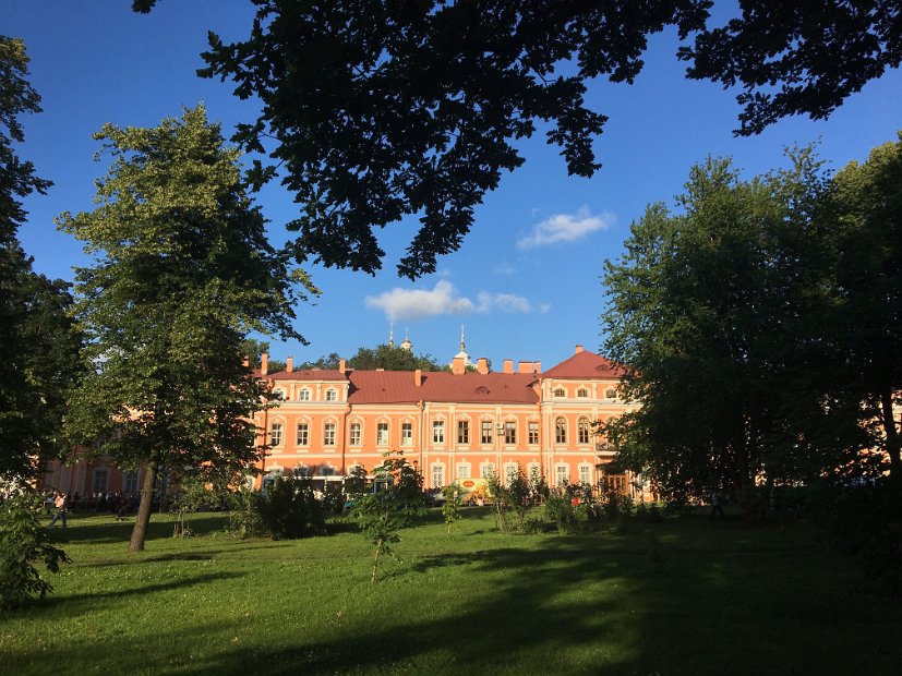 Nous voici à l'intérieur, nous cherchons partout l'entrée du fameux cimetière.