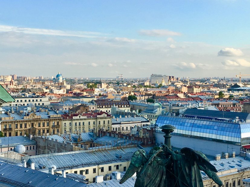 Au fond, à gauche, l'église de La Trinité