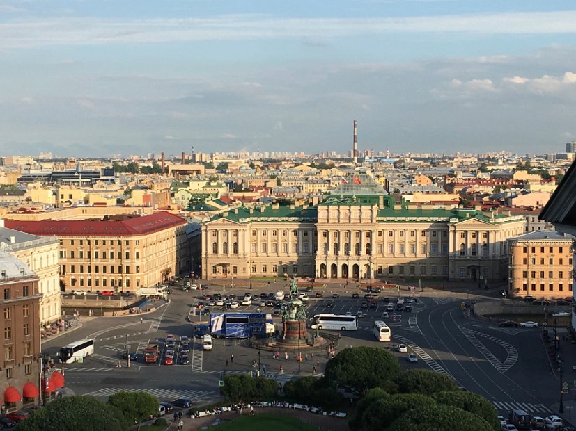 Au centre de la place, le monument à Nicolas 1er, au second plan, l'Hôtel Astoria et le palais Mariinski