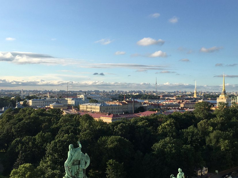 A droite, la Tour Ostankino, la cathédrale Pierre-et-Paul et l'Amirauté