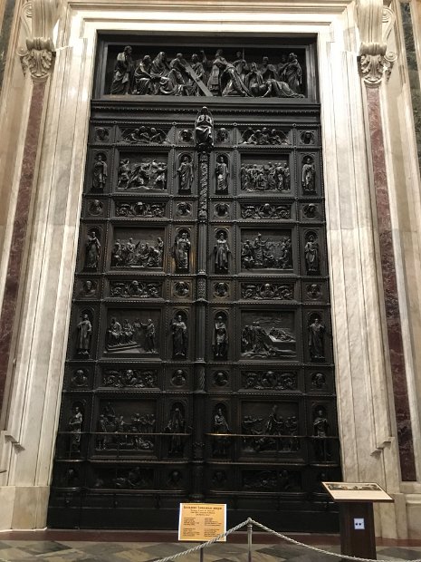 Nous avons descendu les 262 marches. Voici la grande Porte ouest, 42 m² , plus de 20 tonnes.