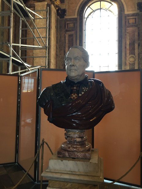 Le buste de l'architecte français de la cathédrale : Auguste de Montferrrand