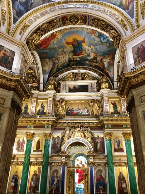 L'iconostase est ornée de trois rangées superposées de portraits de saints, du Christ et de la Vierge, séparées par de hautes colonnes en malachite.