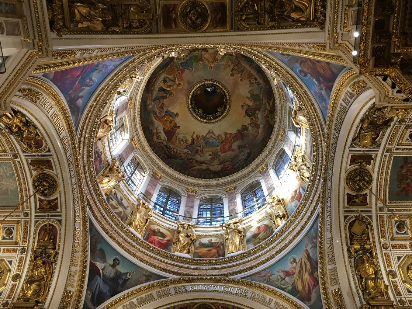 Sa fresque couvre plus de 800 m²  et représente la Vierge en Majesté.