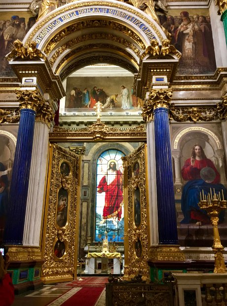 la « Porte royale » est toujours ouverte, car il n’y a plus de célébration du culte à Saint-Isaac. C'est une cathédrale musée.