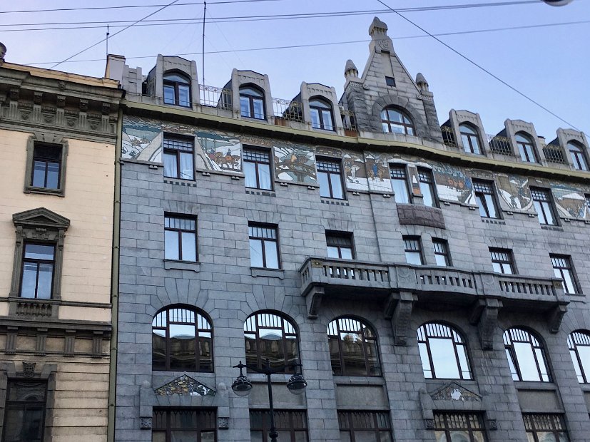 Une des belles façades de la rue de notre hôtel, la Bolchaïa Morskaïa. Cette rue commence à la Place Saint-Isaac et mène jusqu'à Nevski prospekt, la plus grande artère de la ville.