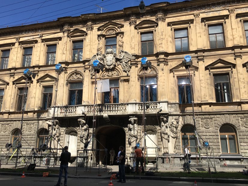 Au 43, la Maison Demidov (un riche industriel, propriétaire des mines de l'Oural) est le théâtre du tournage d'un film d'époque.