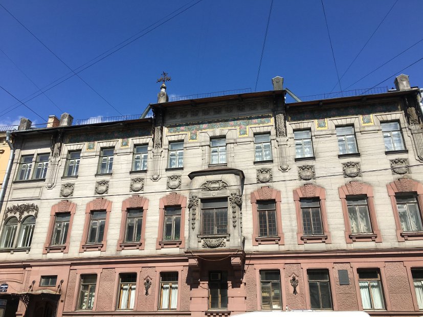 Au 47, le bel immeuble Art Nouveau où vécut Vladimir Nabokov jusqu'en 1917. Le rez-de-chaussée abrite un modeste musée consacré à l'écrivain.