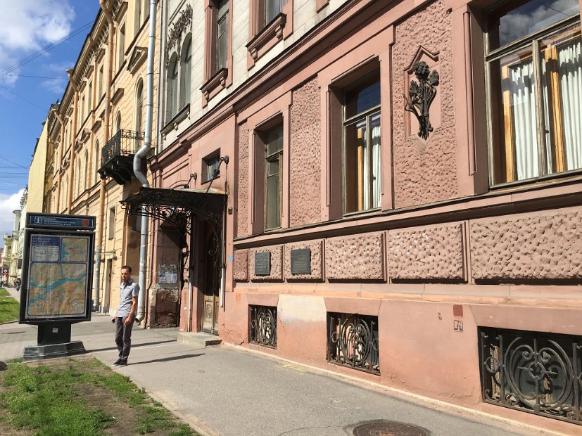 Pense-t-il à Lolita ?