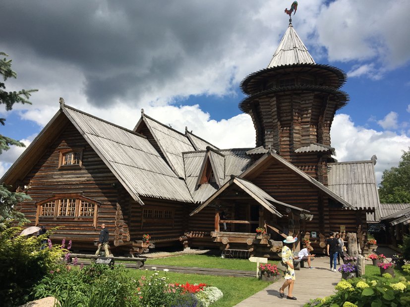 Pause déjeuner avec Angela au restaurant Podvorye, un restaurant de cuisine traditionnelle russe