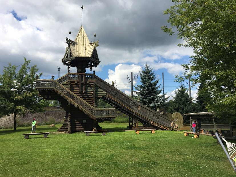 Il se trouve à côté d’un jardin avec un grand toboggan extérieur...
