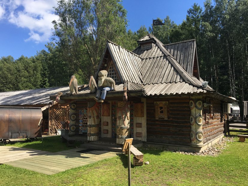 Le restaurant est idéalement situé à la frontière entre Pavlovsk et Pouchkine, autre nom de la ville de Tsarkoïe Selo. 