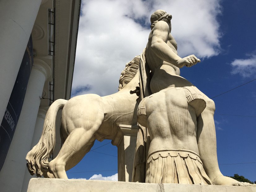 Un large escalier mène à l’entrée principale. Il est flanqué de statues de beaux jeunes hommes nus sur de hauts piédestaux, accompagnés de chevaux cabrés.