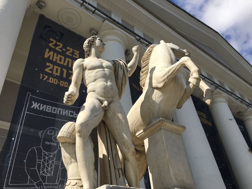 Ce sont les frères jumeaux les Dioscures, Castor et Pollux.