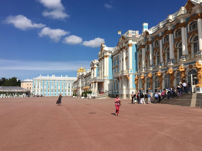 En quelques minutes, nous voici au Palais de Tsarkoië Selo ou Palais Pouchkine. Il s'étire tout en longueur sur plus de 300 mètres de façade. 
