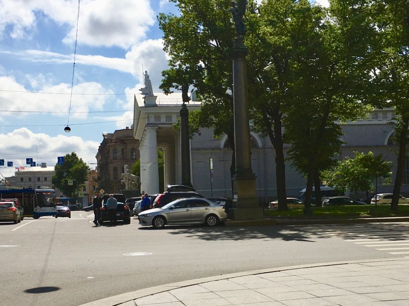 Le Manège de Saint-Pétersbourg était autrefois le manège de l'école d'équitation pour les officiers du régiment de la garde à cheval. Depuis 1977, il sert de salle d'exposition pour la ville.