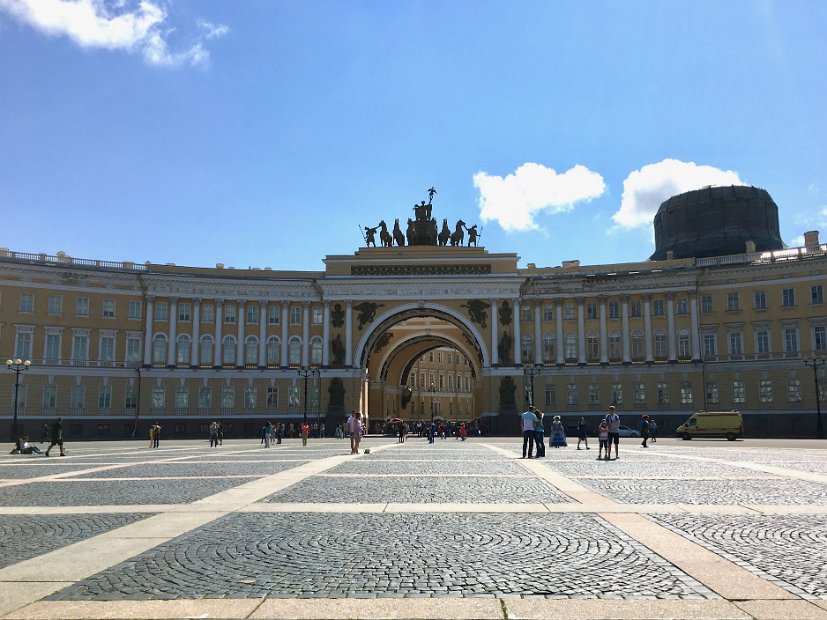 Place du Palais, le bâtiment de l'Etat-Major. Au-dessus de l'arc, la 