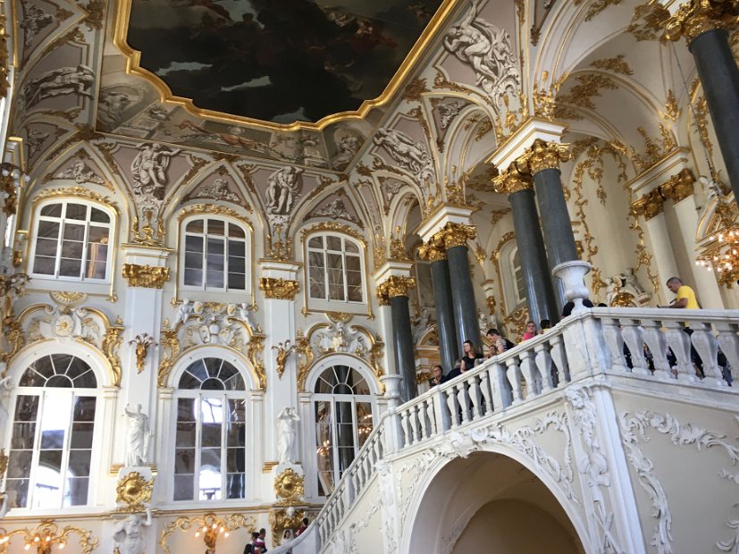 Nous y pénétrons par l'escalier d'honneur, appelé aussi l'escalier des Ambassadeurs ou l'escalier du Jourdain.